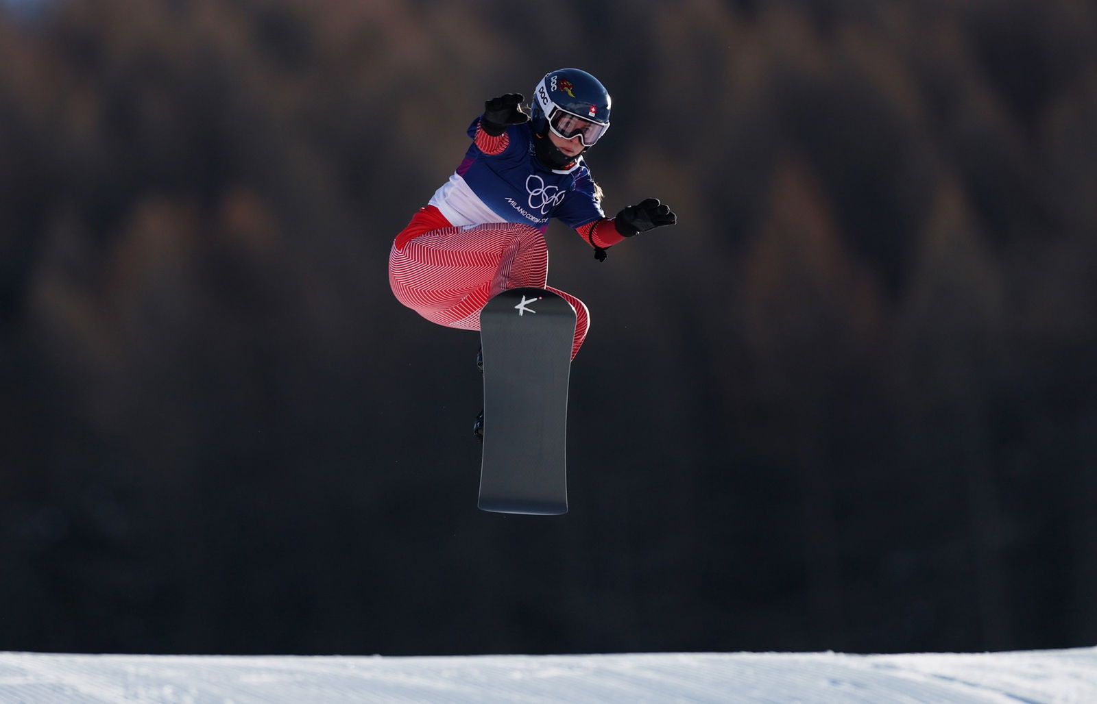 Un participante en el snowboard cross femenino.