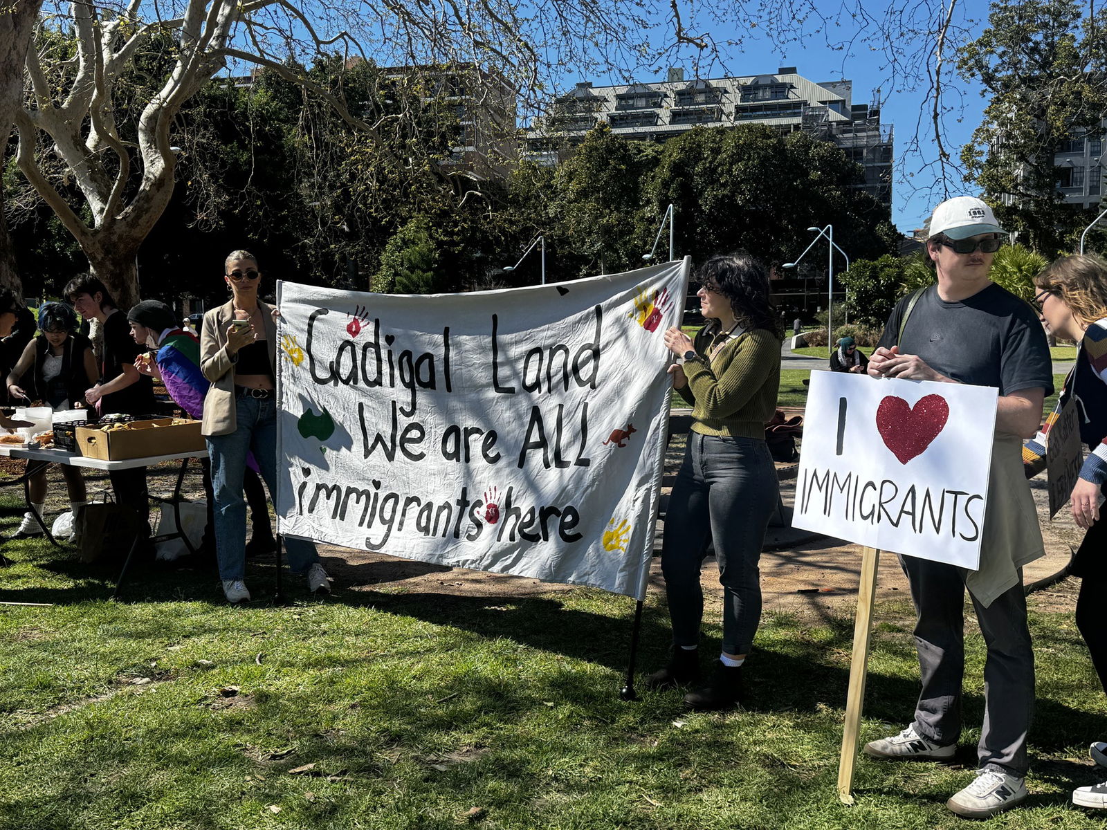 Los manifestantes tienen letreros proinmigrantes