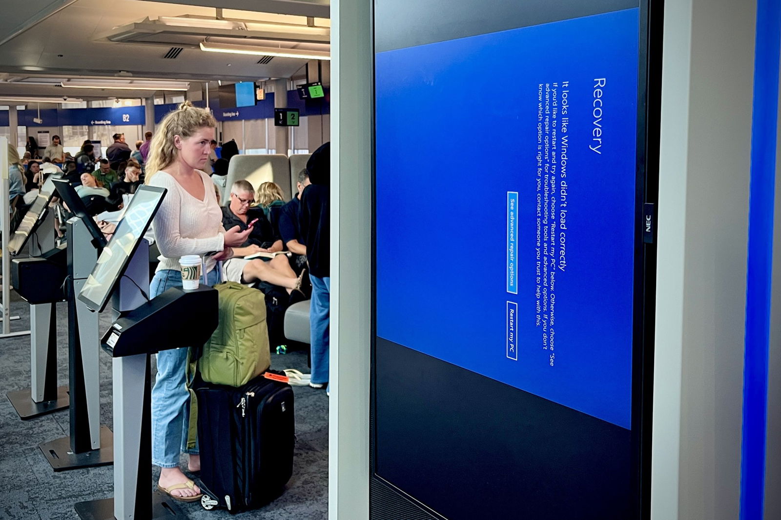 A blue recovery screen can be seen inside an airport terminal in Chicago