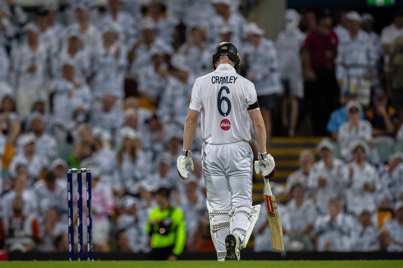 O batedor inglês Zak Crawley se aposenta durante um teste contra a Austrália.