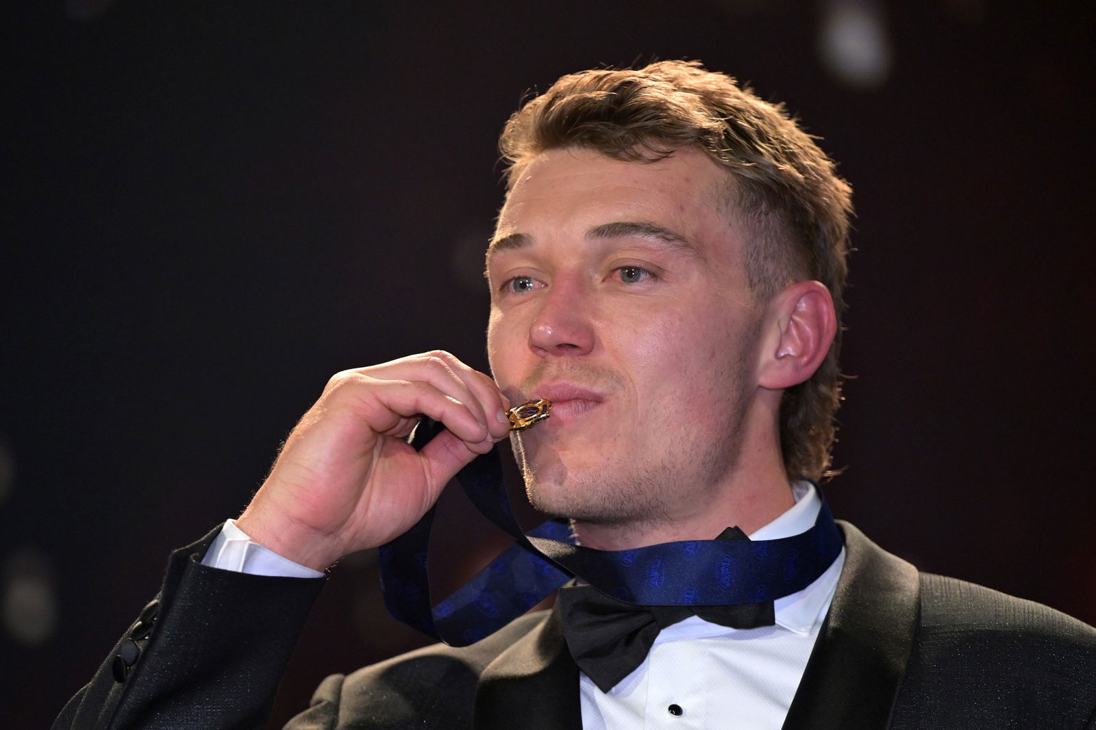 Patrick Cripps kisses the Brownlow Medal