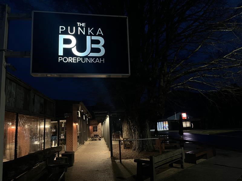 A closed pub in Porepunkah.