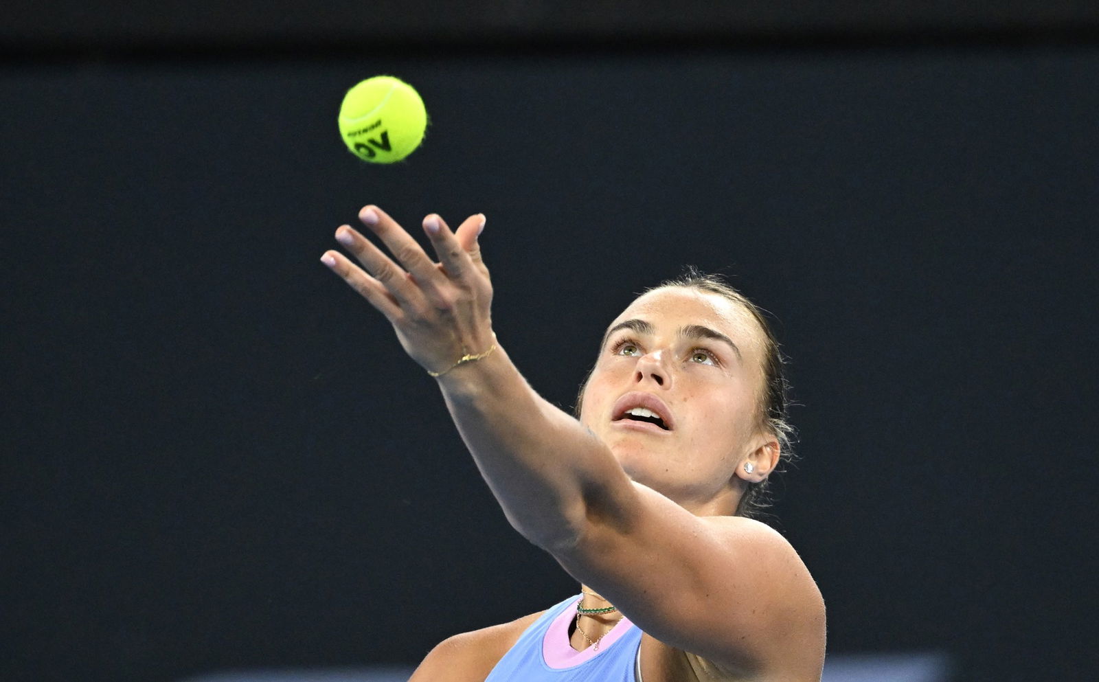 Aryna Sabalenka serves to Mirra Andreeva.