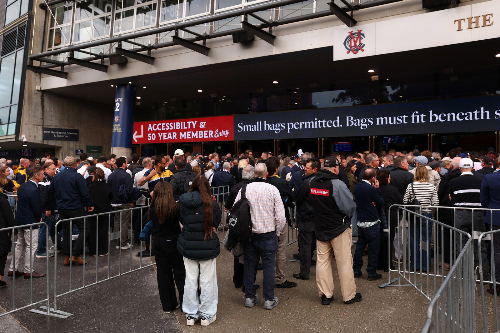 Los fanáticos hacen cola para ingresar al puesto de membresía en el MCG.