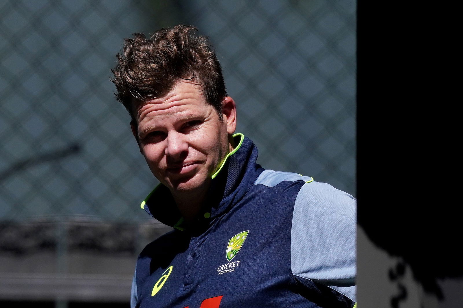 Um close de um jogador de críquete com equipamento de treinamento.