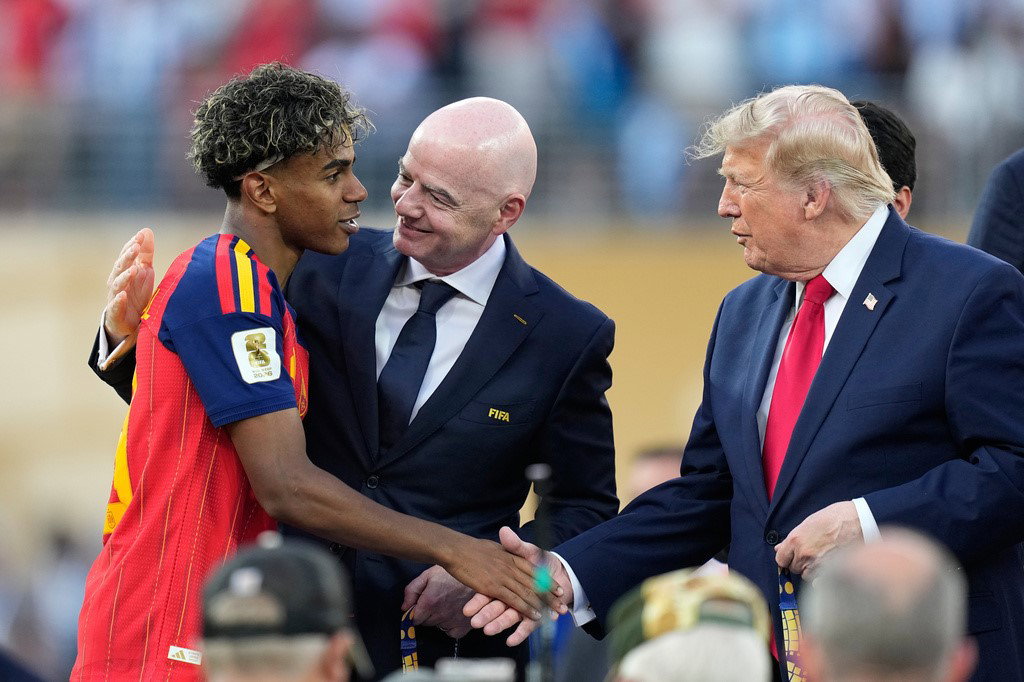 Yamal with Infantino and Trump.