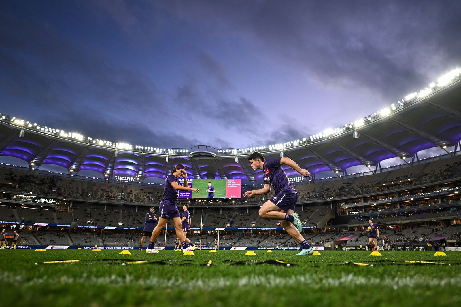 AFL spherical 15, Fremantle vs Essendon reside updates: Nat Fyfe begins on the bottom towards Bombers at Perth Stadium 3 All eyes will be on the Perth Stadium surface after last night's State of Origin match at the same venue.