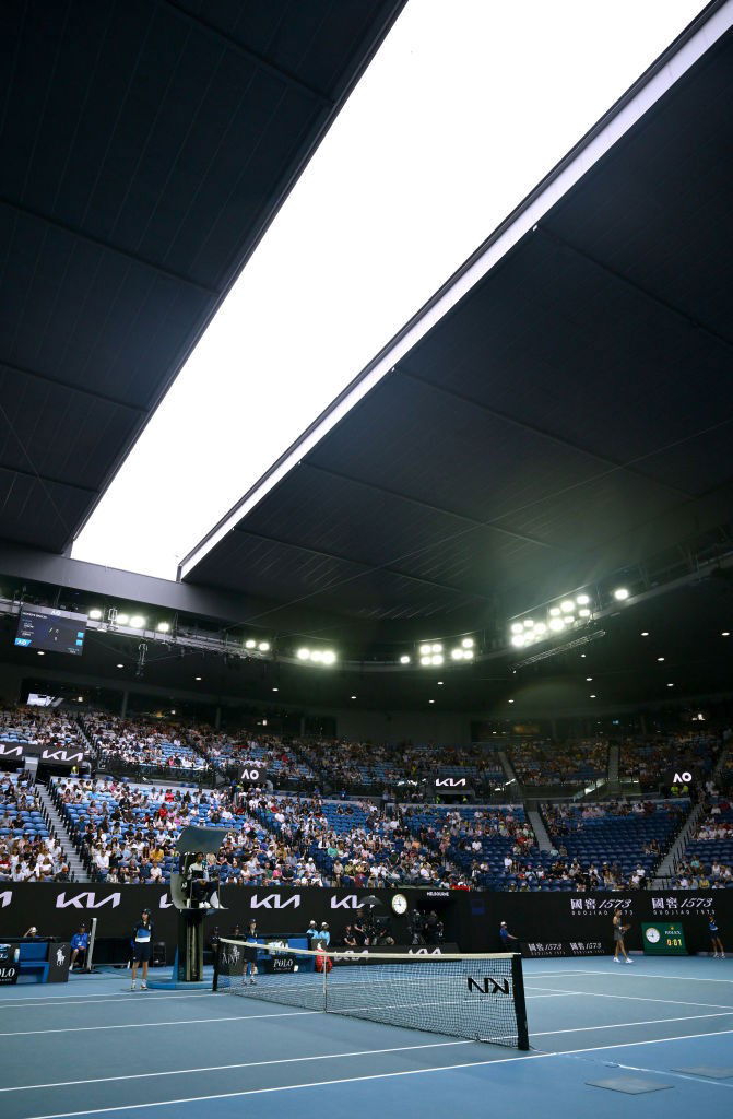 The roof closing on Rod Laver Arena.