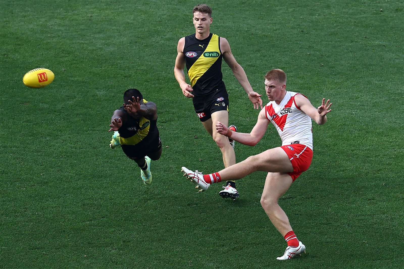 Maurice Rioli dives to smother