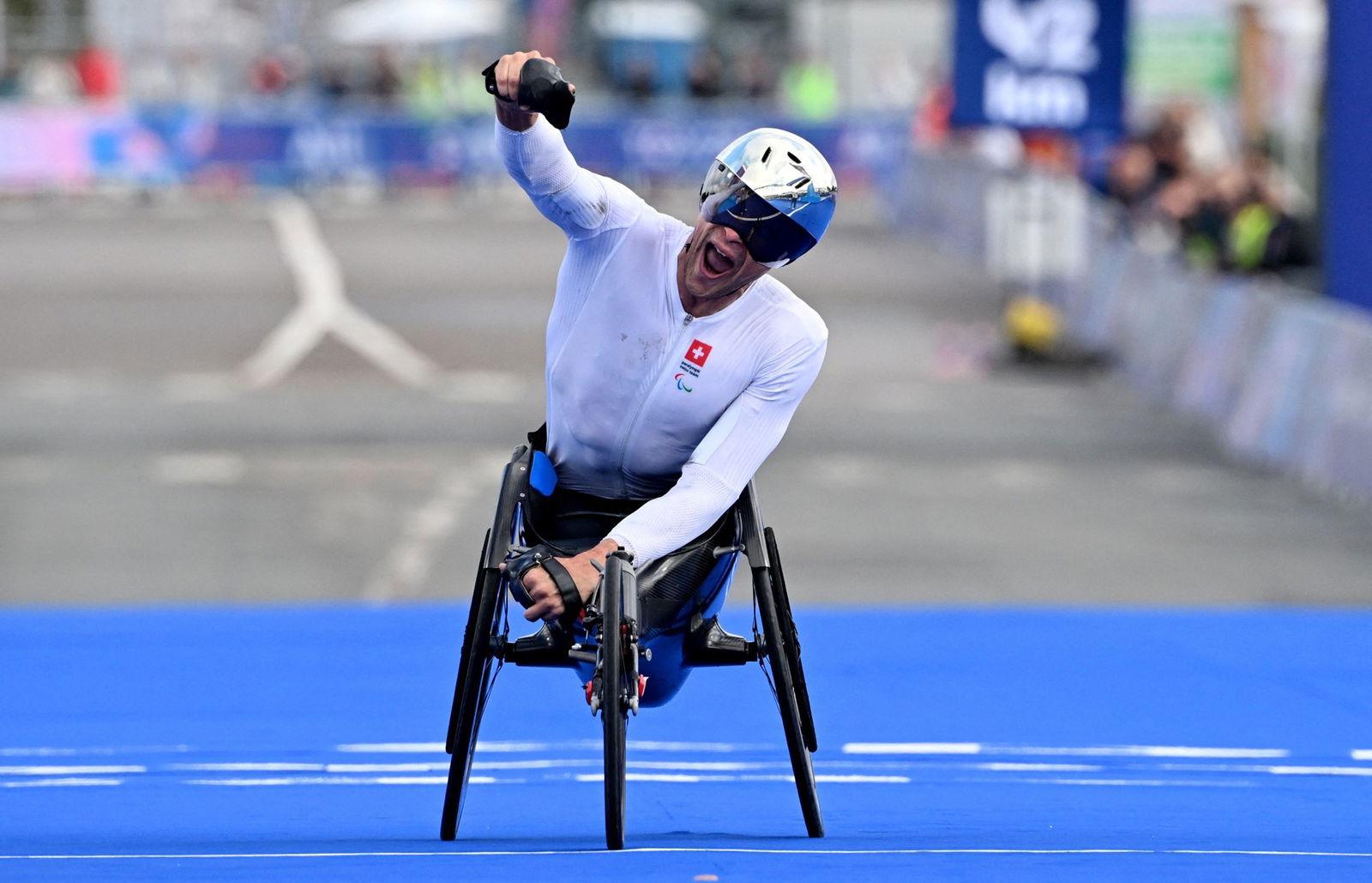 Marcel Hug celebrates his victory at the Paris Marathon.