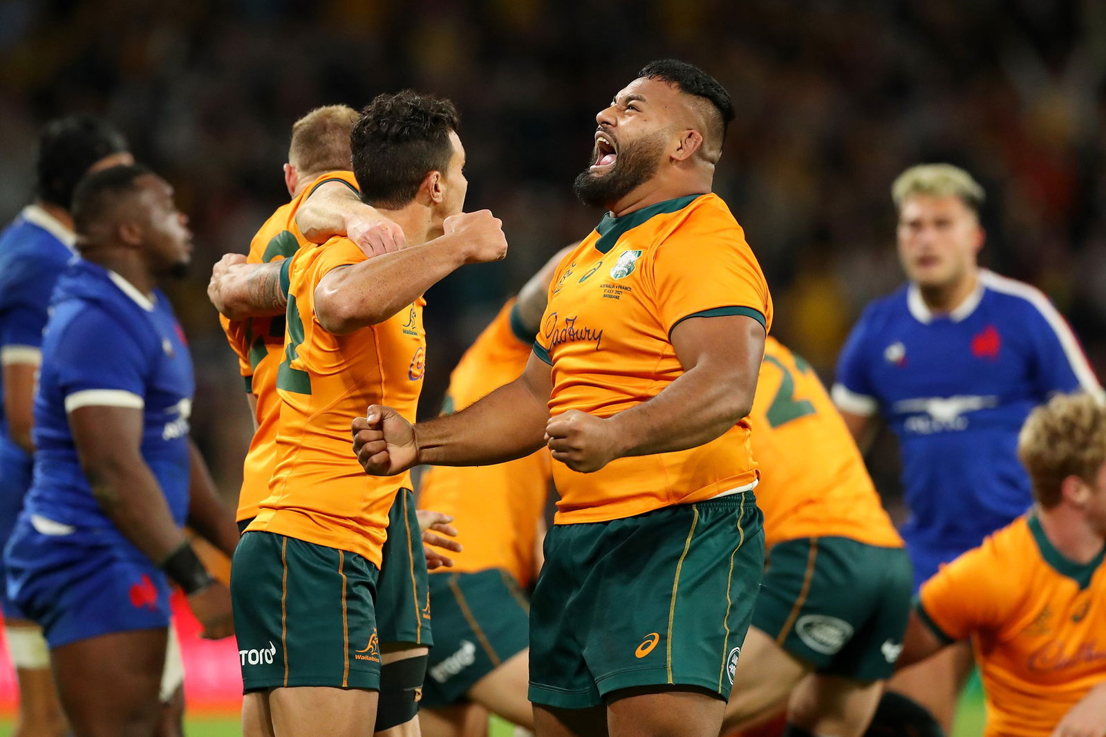 Os jogadores dos Wallabies comemoram a derrota da França.