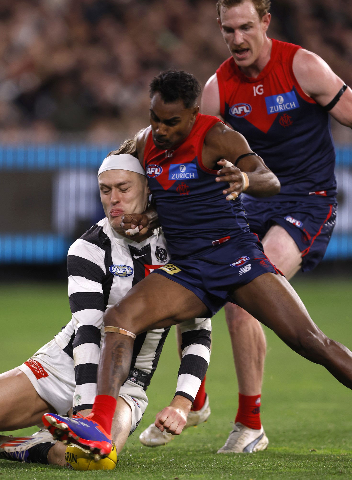 Kysaiah Pickett collected Collingwood captain Darcy Moore high in the second quarter