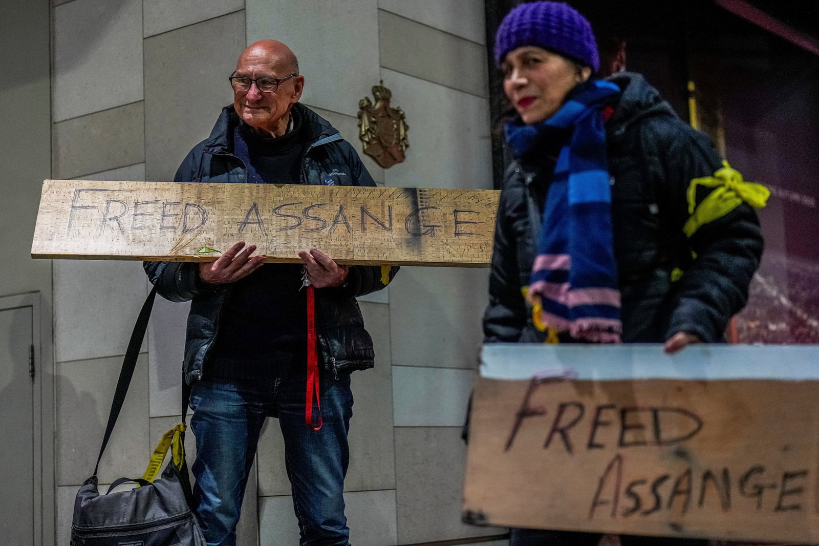 Man holds sign saying "Freed Assange"