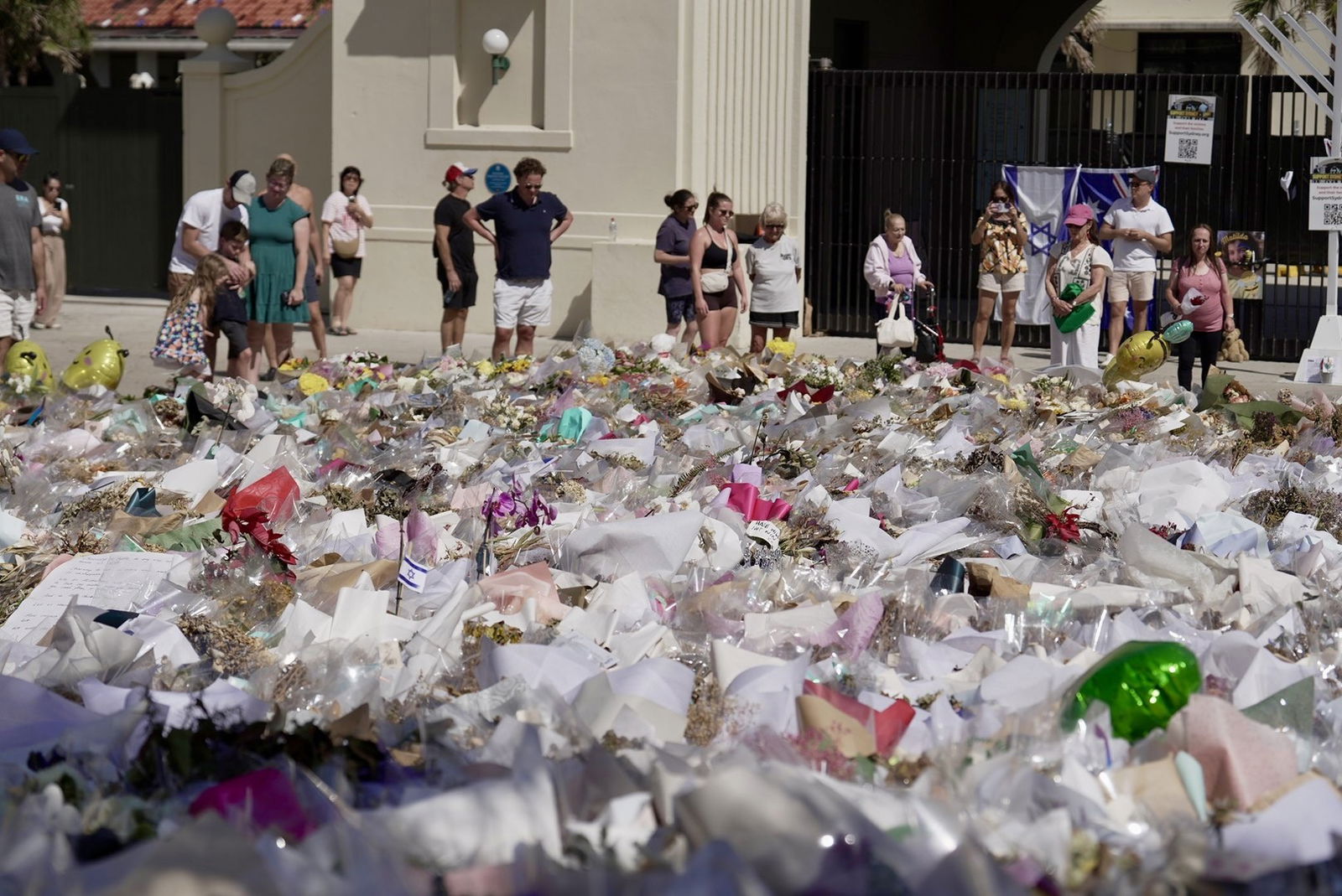 Centenas de buquês estavam no chão