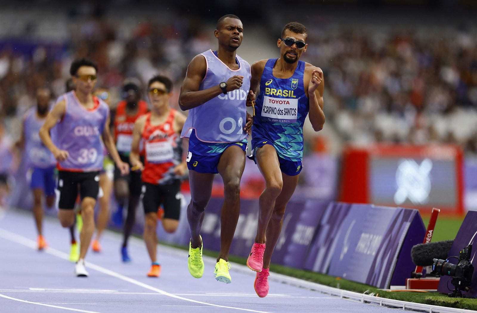 Júlio Cesar Agripino and his guide competing at the Paris Paralympics.