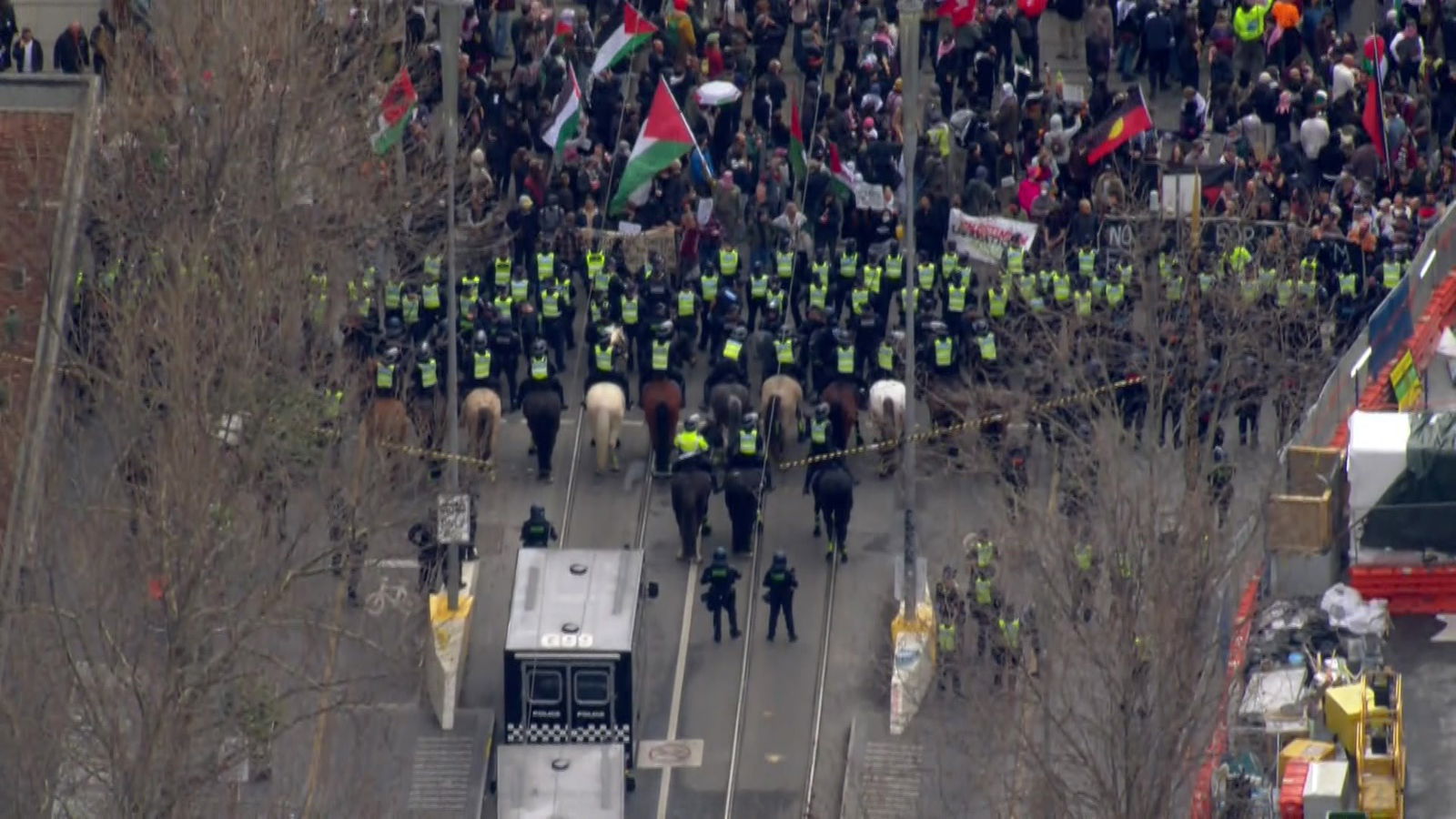 Un espectáculo de Overshead de la policía Folowoing Pro Palestine Programations