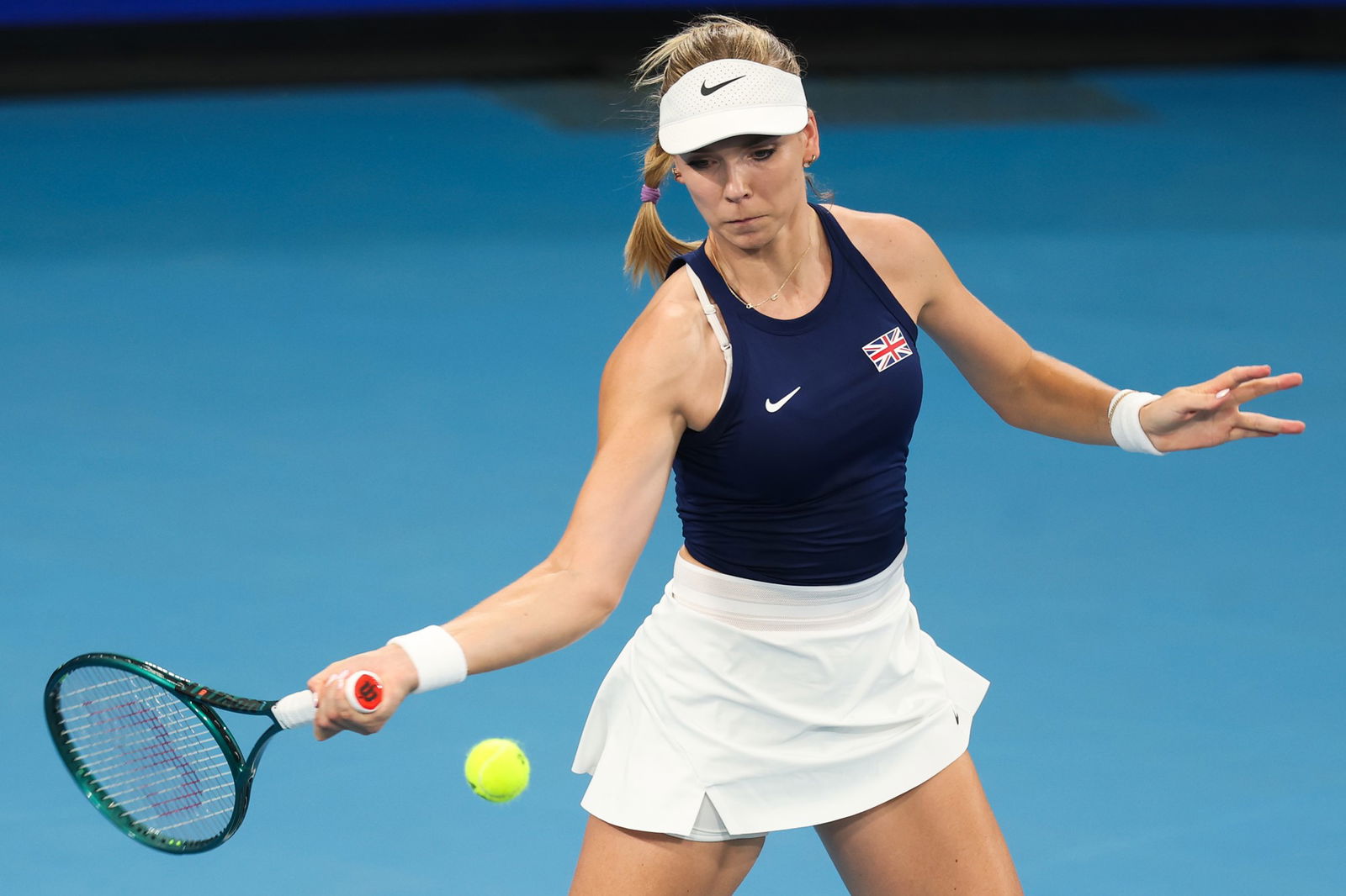 Katie Boulter plays a forehand.