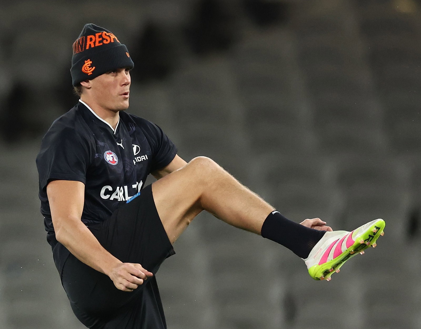 Charlie Curnow warms up