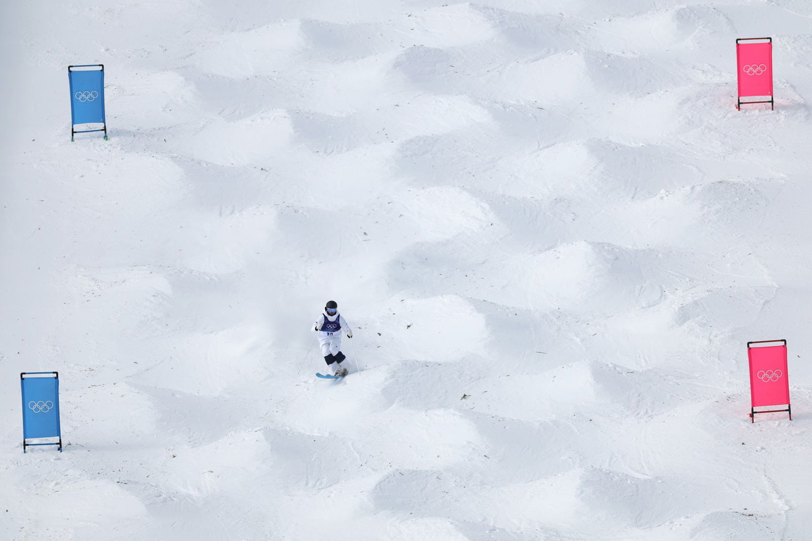 Dylan Walczyk se aquecendo para a qualificação masculina dos magnatas.