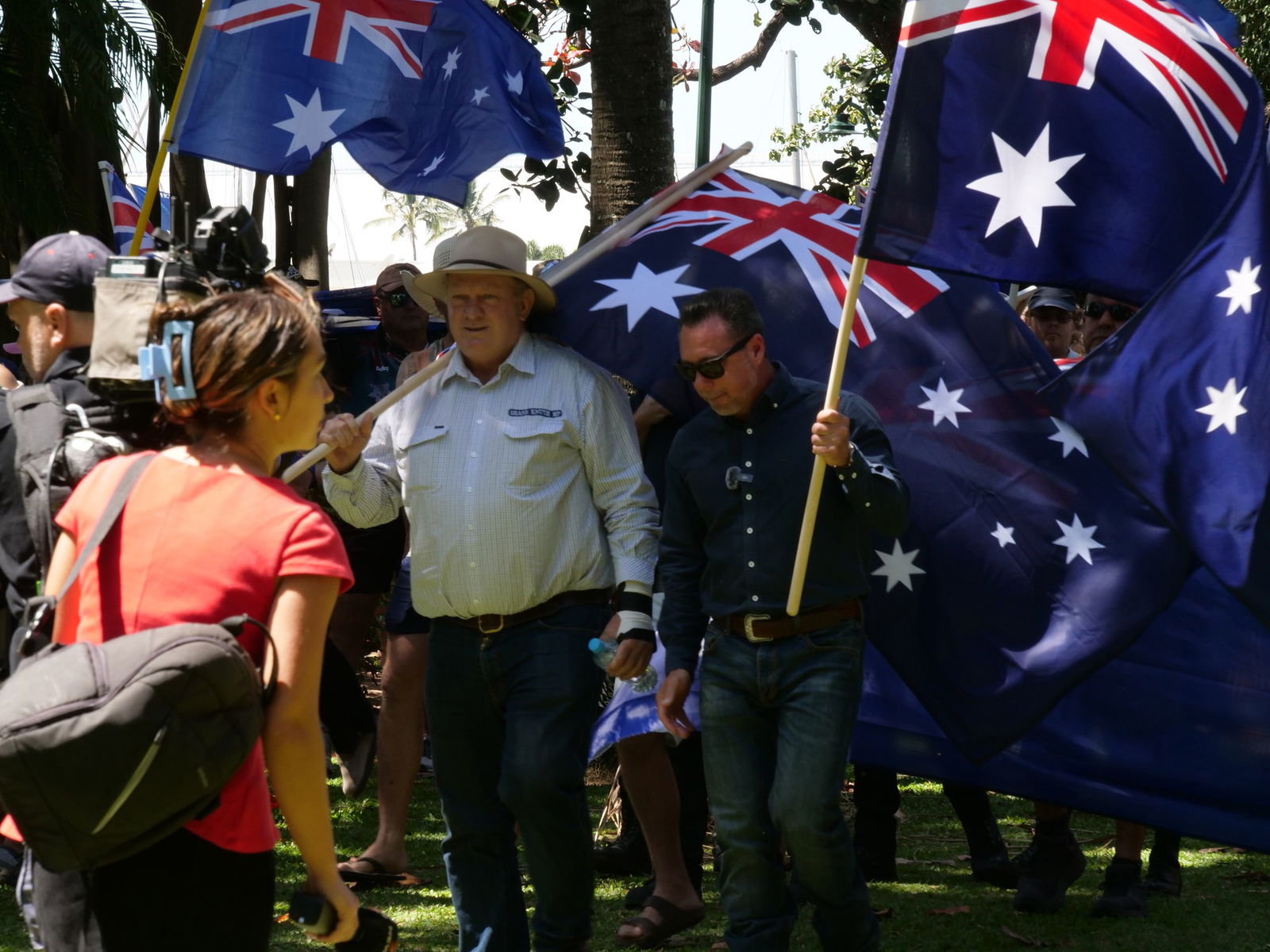 Nick Dametto y Shane Knuth sosteniendo banderas australianas con una multitud de personas
