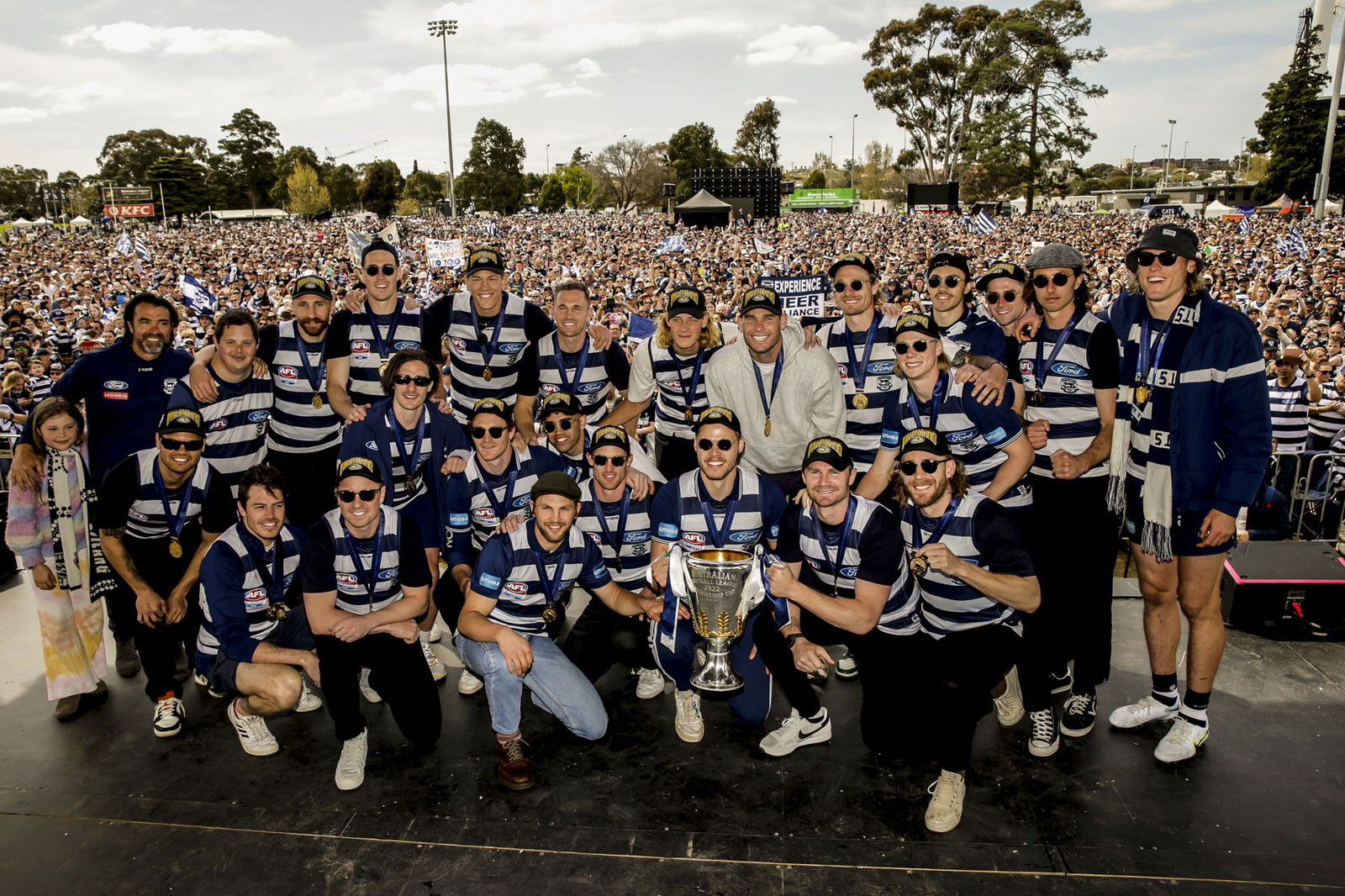 Geelong'un 2022 Premiership tarafı, Fan Günü'nde birlikte Sydney üzerindeki son galibiyetini takiben birlikte resmedildi.