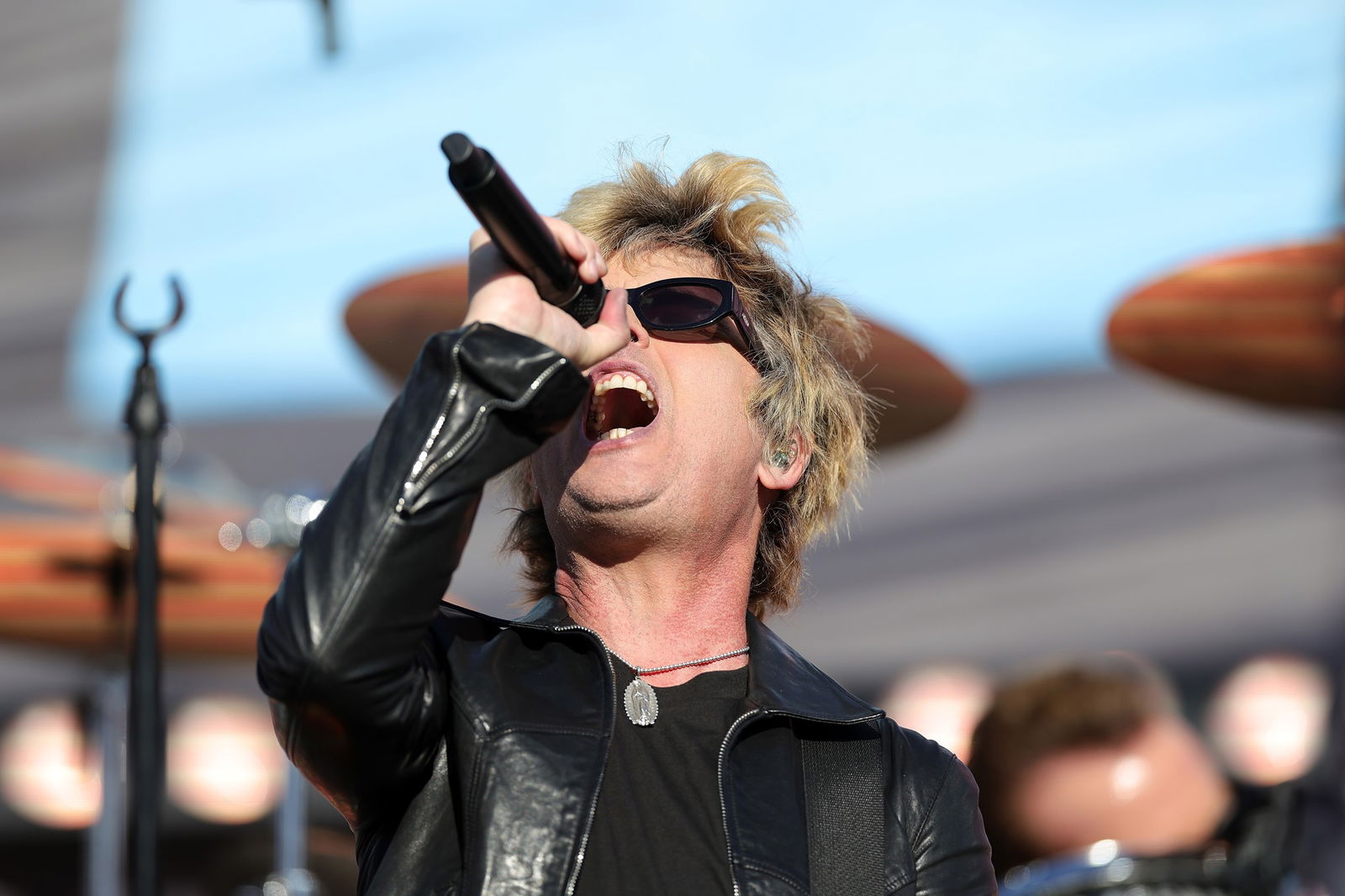 সুপার বোল এলএক্স-এ প্রাক-গেম শো চলাকালীন গ্রিন ডে পারফর্ম করে।