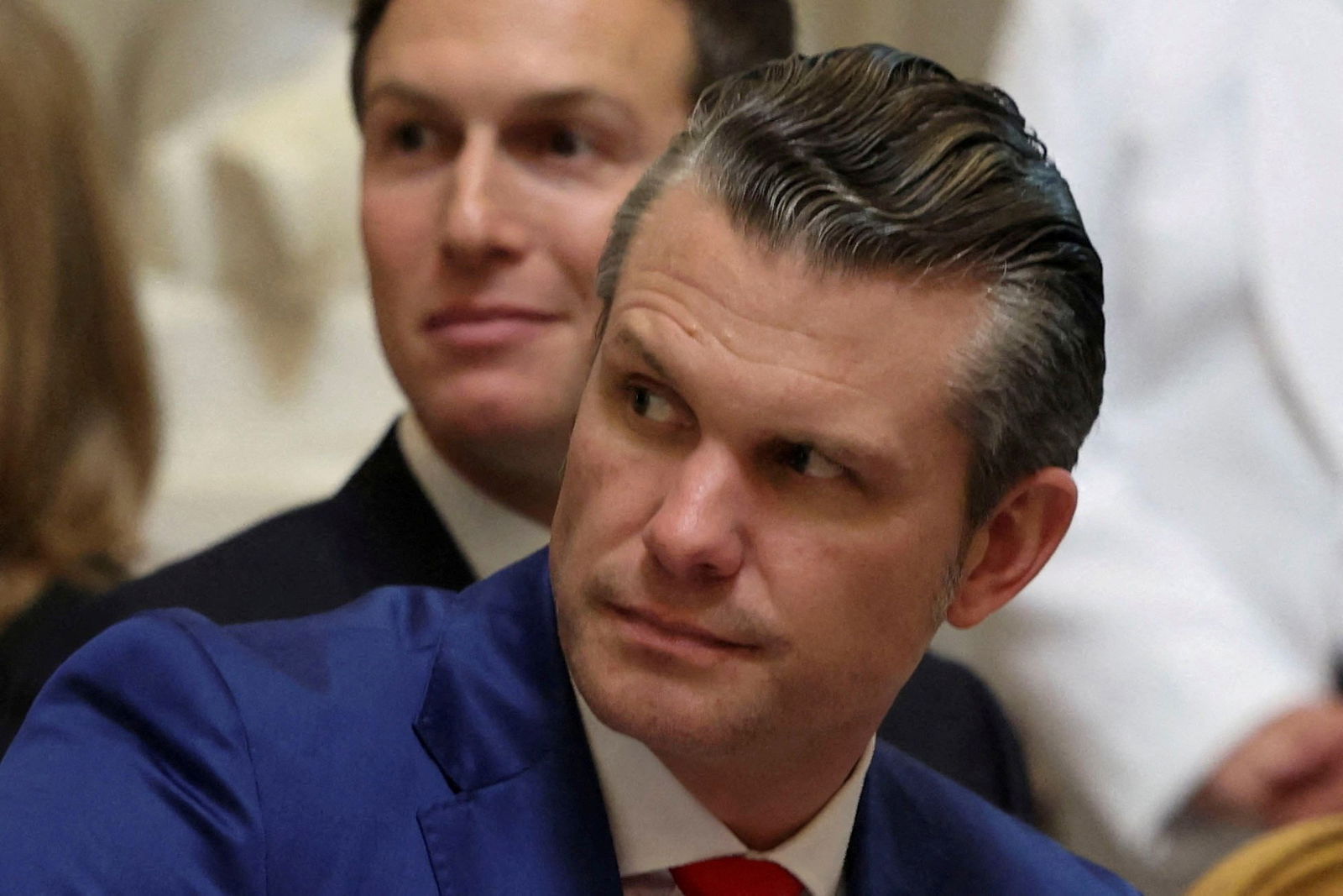 Pete Hegseth kijkt naar rechts.