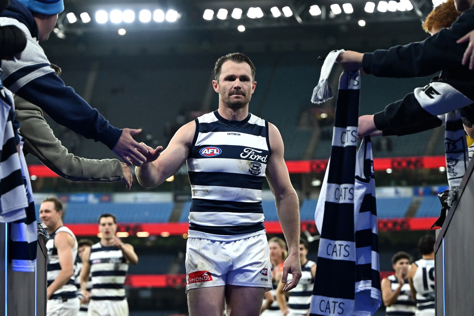 Patriks Dangerfīlds no Džilongas pamet laukumu pēc AFL 14. kārtas mača starp Essendon bumbvedējiem un Džilongas kaķiem Melburnas kriketa laukumā Melburnā, sestdien, 2025. gada 14. jūnijā. 