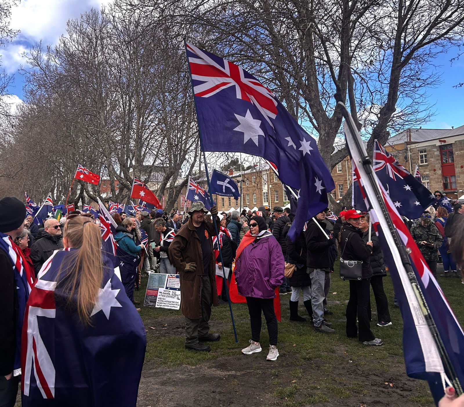 La gente se reunió con banderas australianas en el césped de Salamance de Hobart