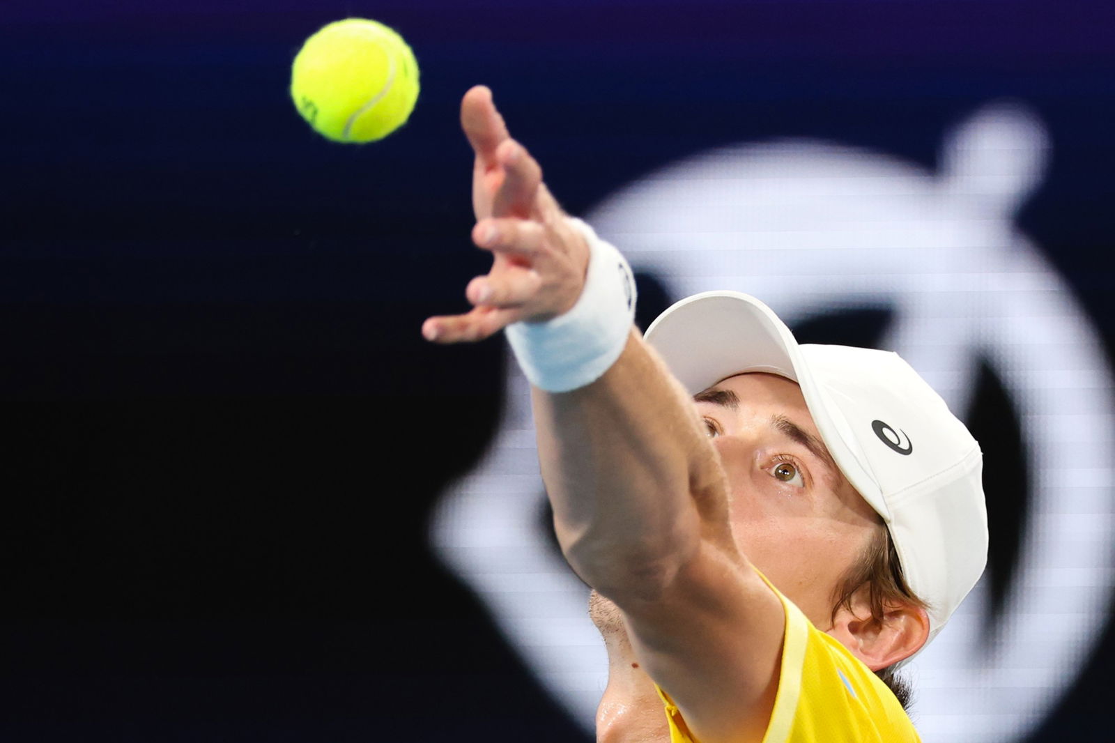 Alex de Minaur serves.