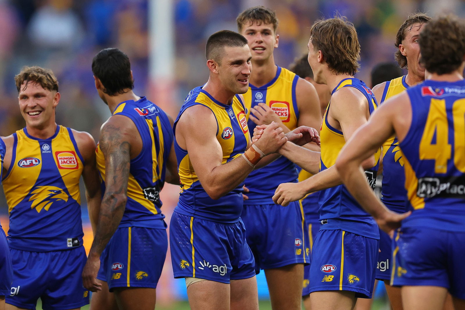 Elliot Yeo, dos Eagles, comemora a vitória na segunda rodada da partida da AFL entre West Coast Eagles e North Melbourne Kangaroos no Perth Stadium em 22 de março de 2026, em Perth, Austrália.