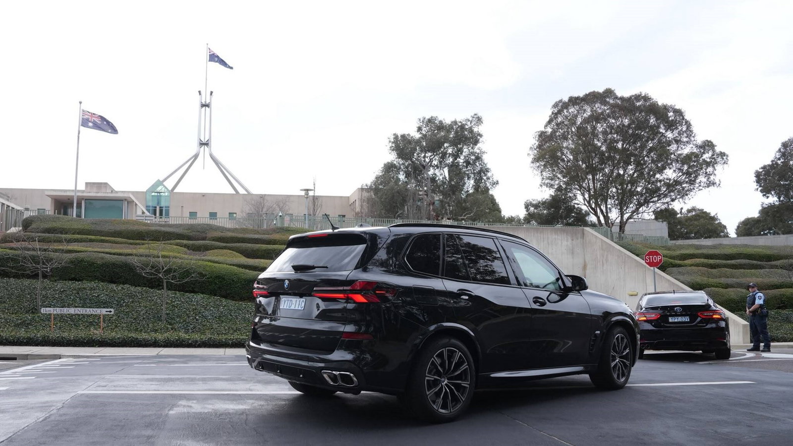 A black car drives into the ministerial wing of parliament.