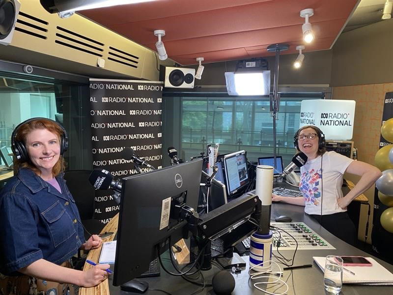Duas mulheres sentadas em um estúdio de rádio