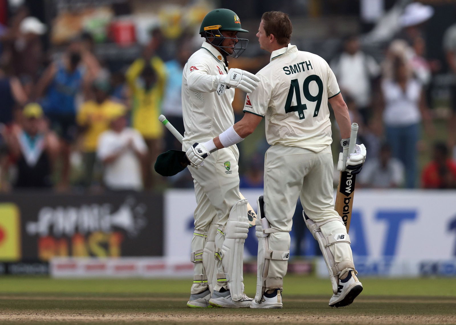 Usman Khawaja and Steve Smith put on an unbeaten 195-run stand on day one.