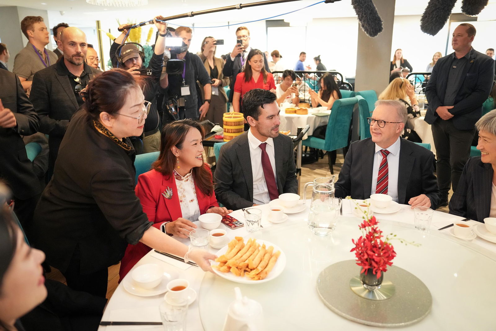 wide shot of albo having lunch 