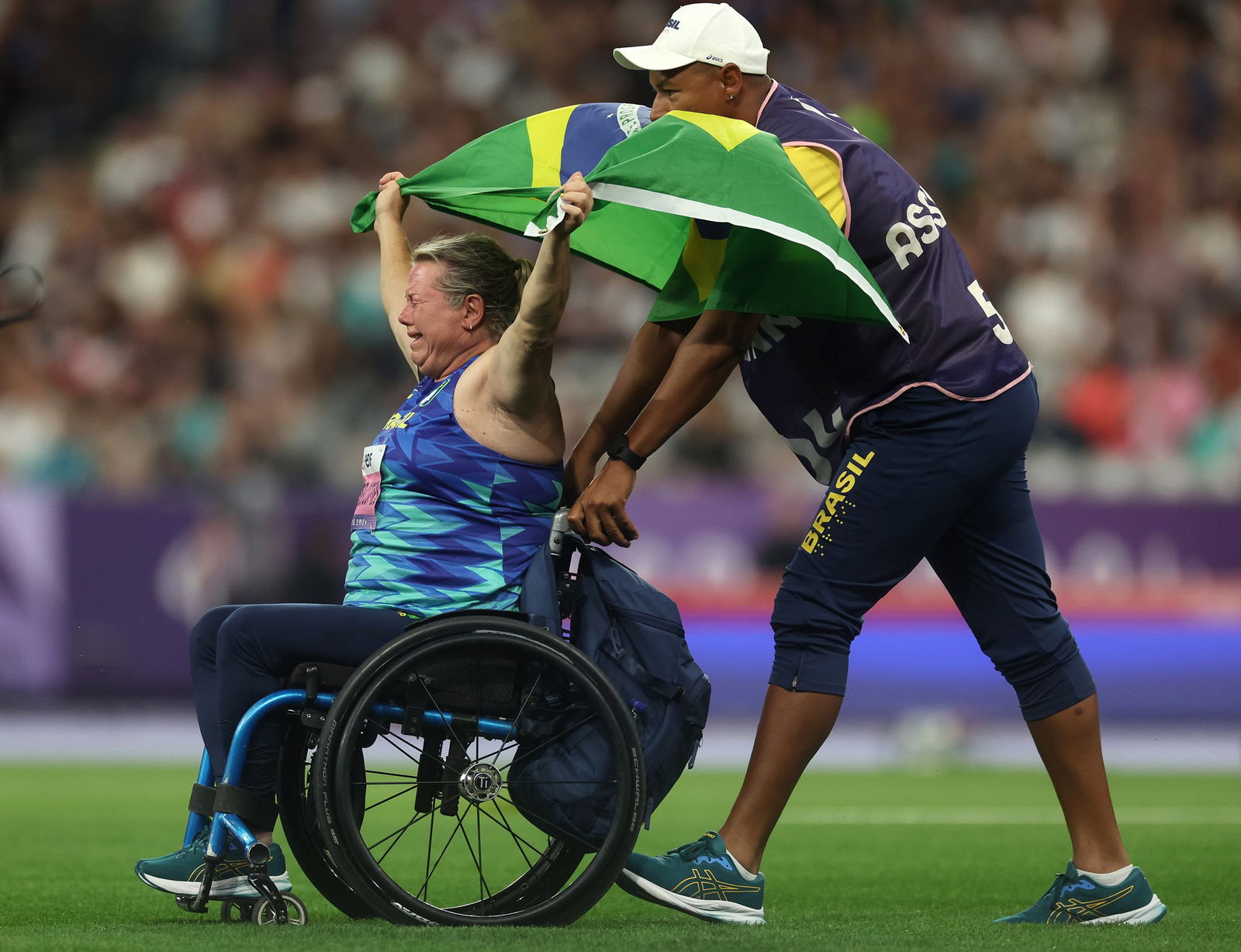 Brazil's Elizabeth Rodrigues Gomes celebrates her gold medal in women's discus T53 class in Paris. 