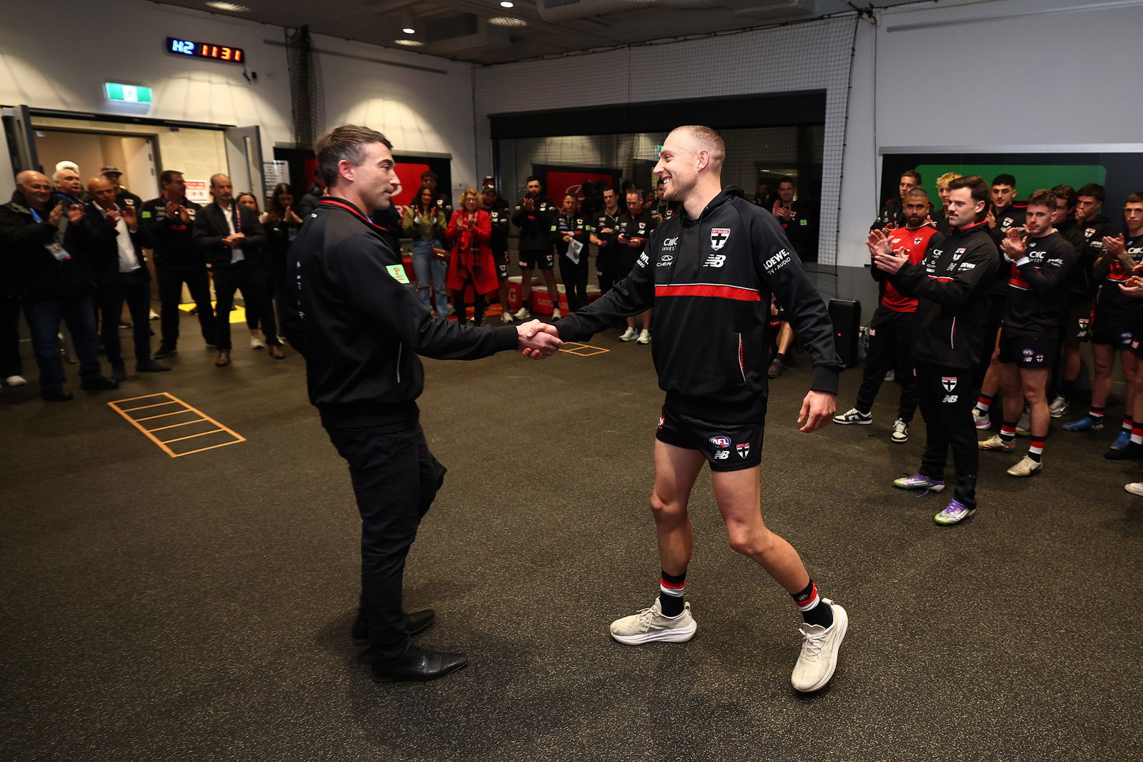 Callum Wilkie, jumper'ı maçtan önce Corey Enright tarafından ona sundu.
