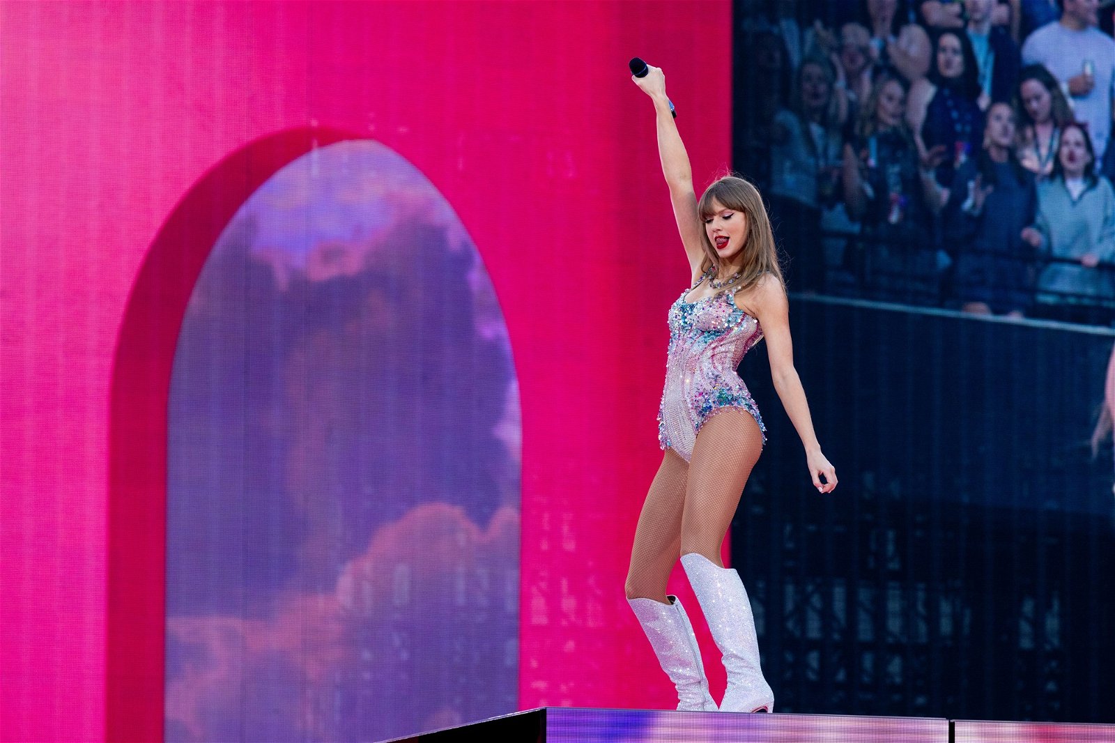 Taylor swift performing