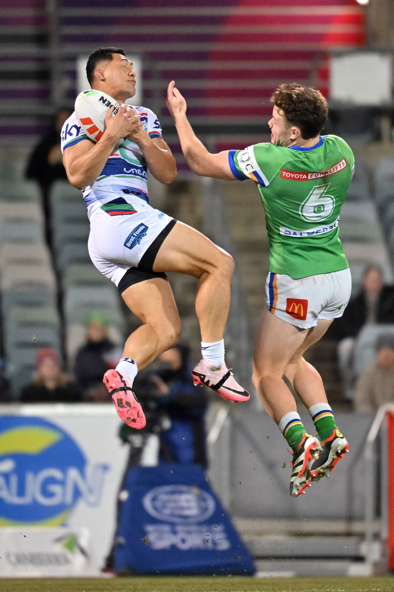 Two players jump up for the ball, as the Warriors player takes it on his chest.