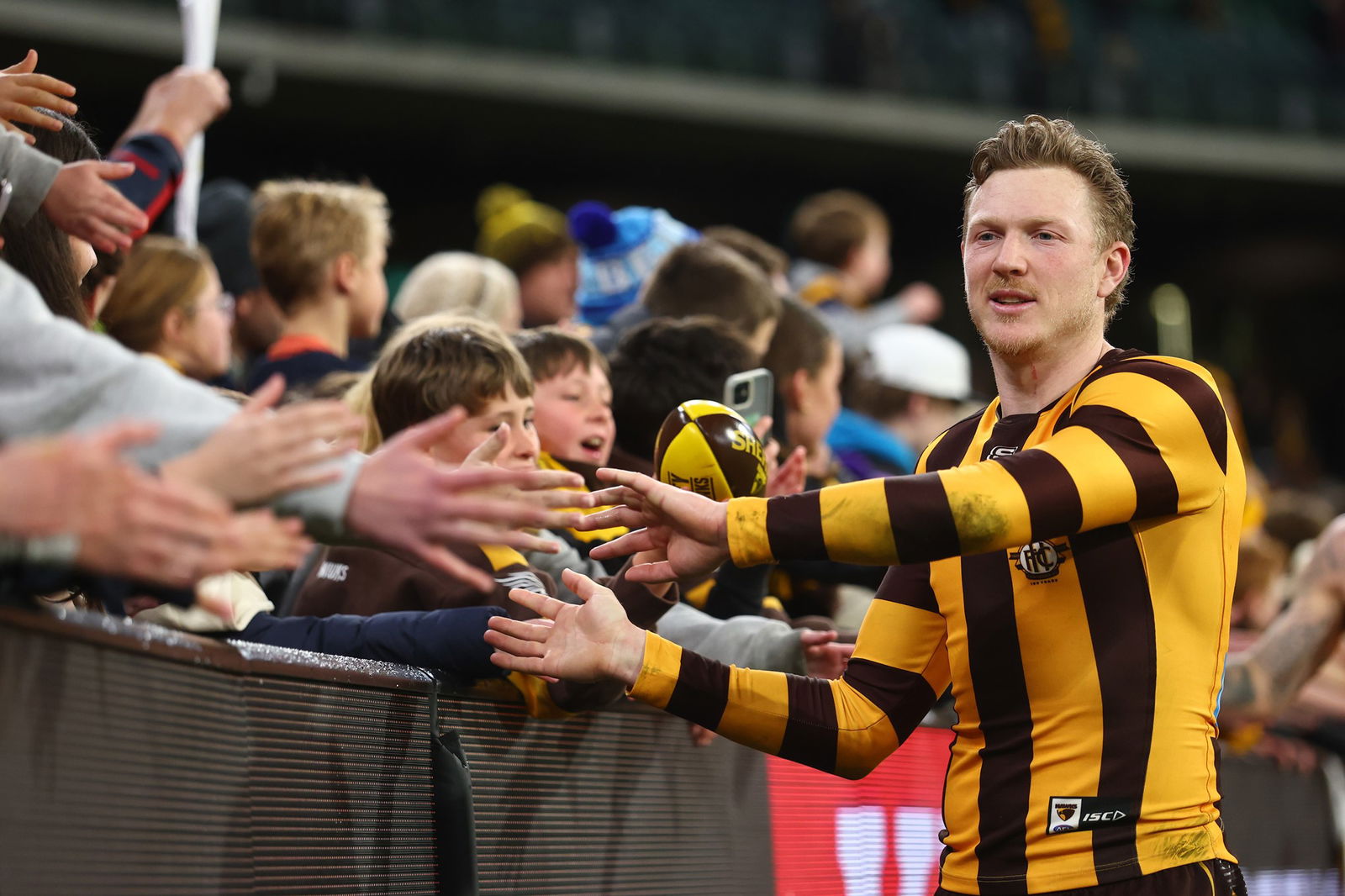 O capitão do Hawthorn, James Sicily, está despercebido por toda a cobertura da mídia do The Chase for Essendon Capitão Zach Merrett.