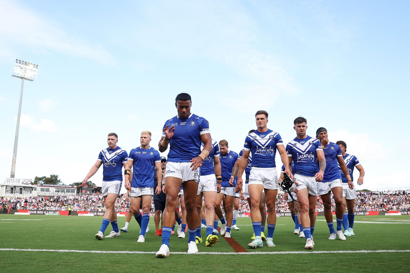 Un grupo de jugadores de la liga de rugby en azul