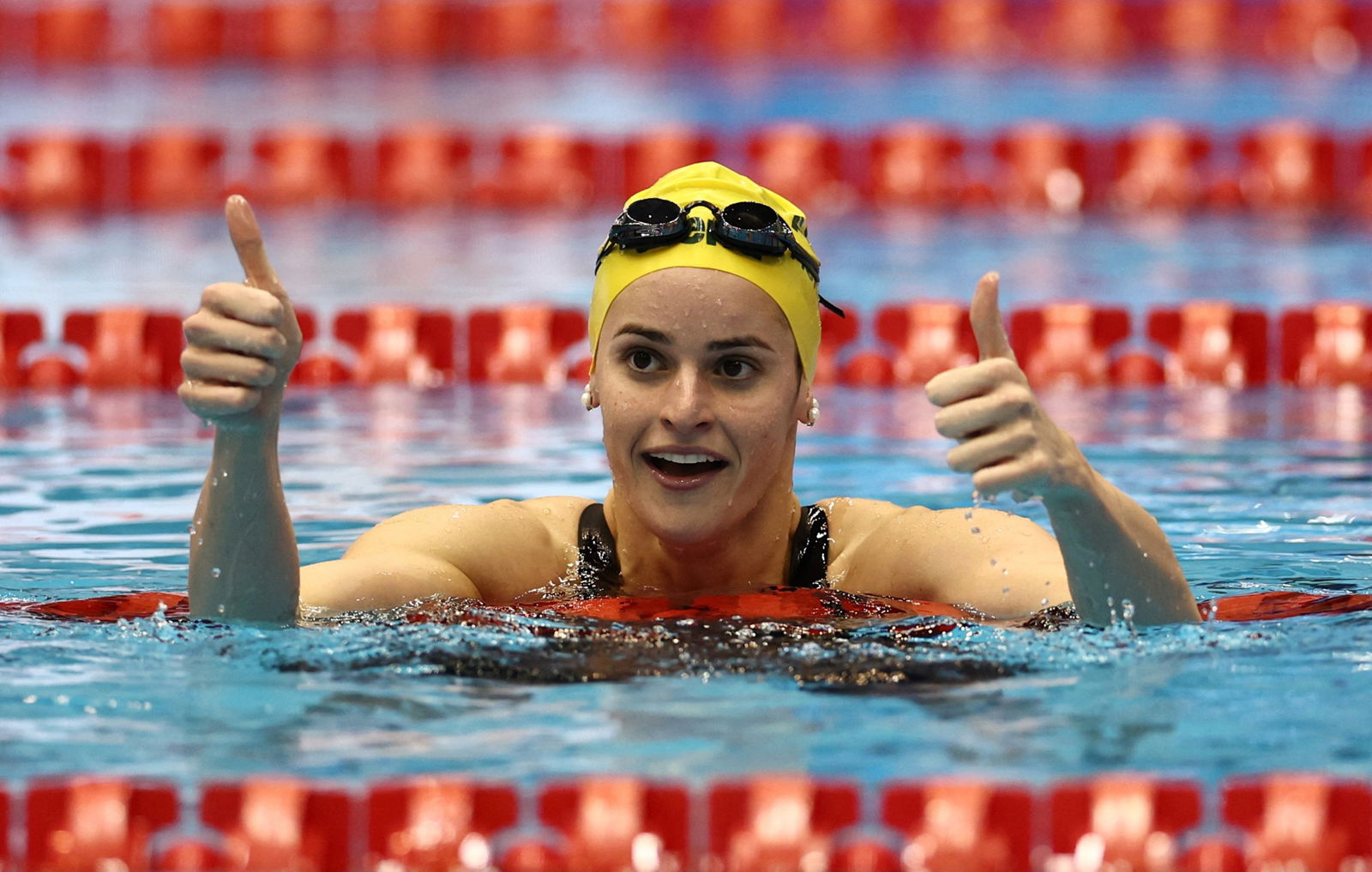 Kaylee McKeown gives two thumbs up in the pool