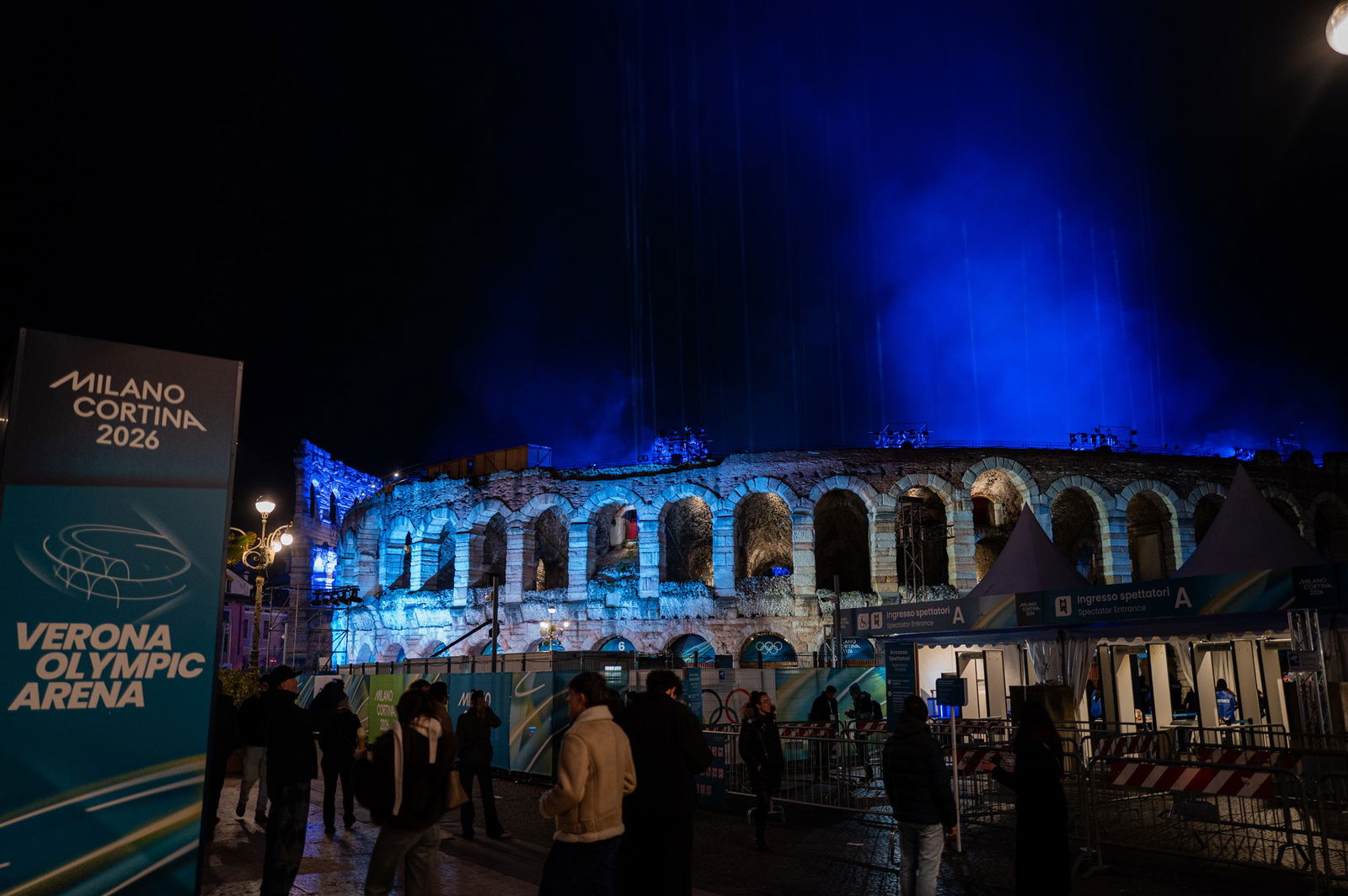 VERONA, ITÁLIA — 20 DE FEVEREIRO: Uma vista geral da Arena de Verona iluminada durante os ensaios técnicos para a Cerimônia de Encerramento dos Jogos Olímpicos de Inverno de Milão Cortina 2026 em 20 de fevereiro de 2026 em Verona, Itália.