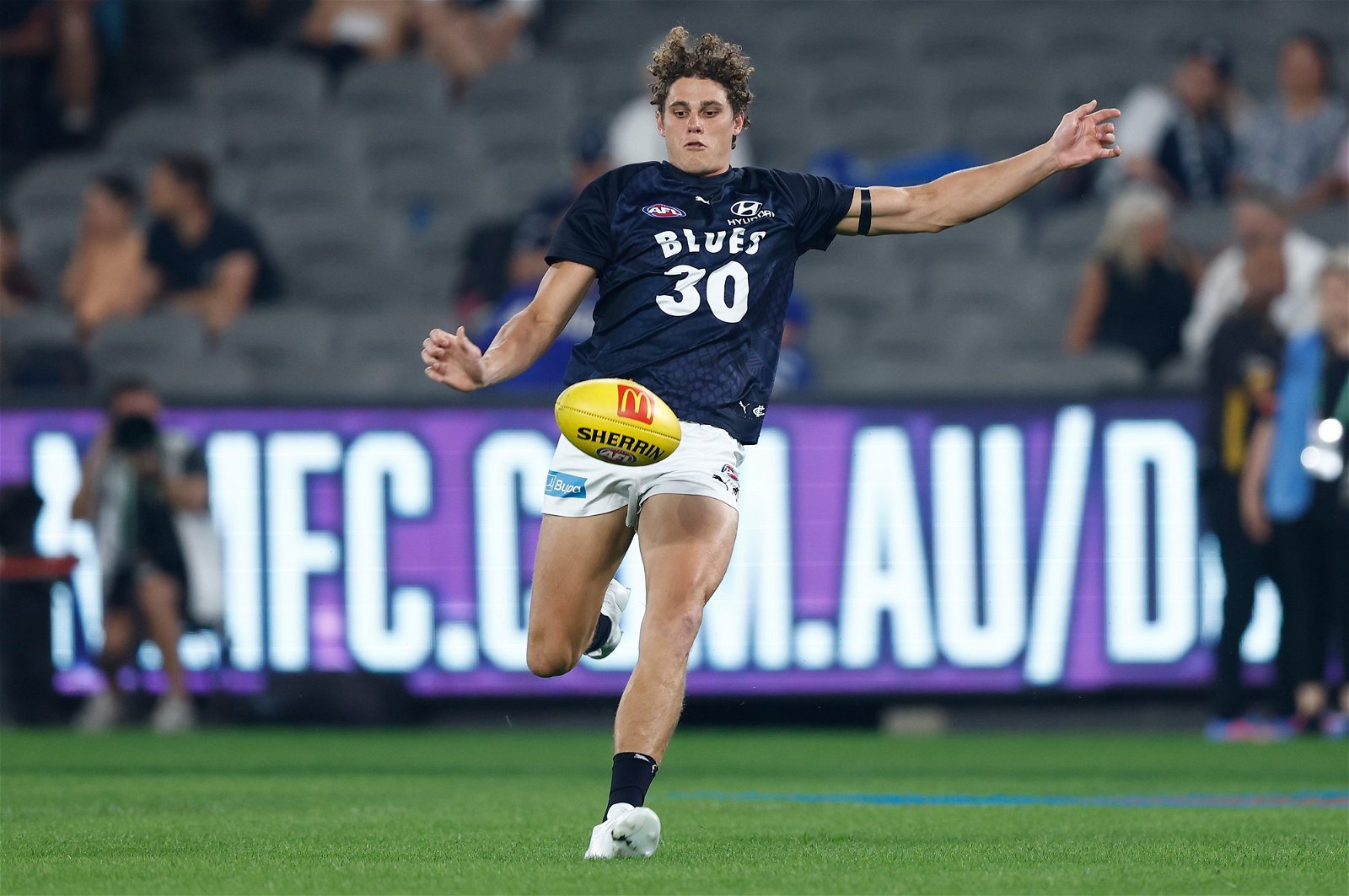 Charlie Curnow warms up