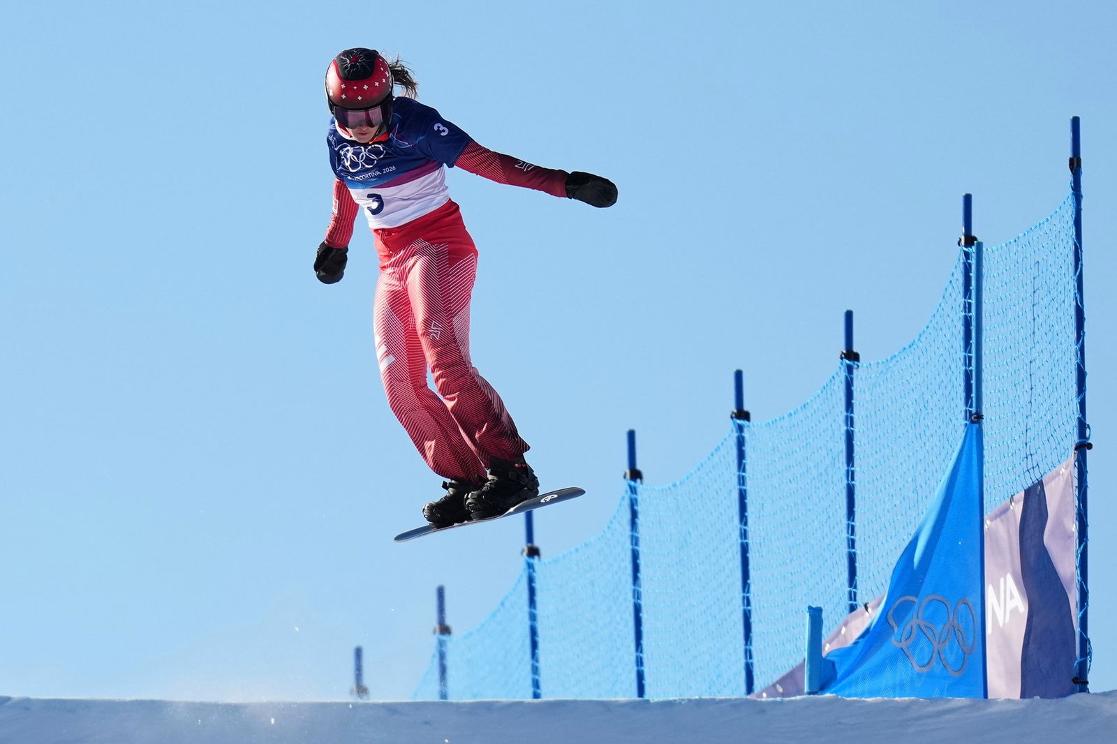 Un participante en el snowboard cross femenino.