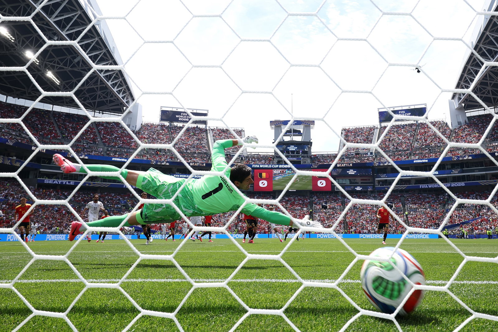 2026年6月15日、ワシントン州シアトルのシアトルスタジアムで行われた2026 FIFAワールドカップ・グループGのベルギー対エジプト戦で、ベルギーのティボー・クルトワ1番がエジプトのイマーム・アシュール8番(写真には写っていない)に先制ゴールを与える。