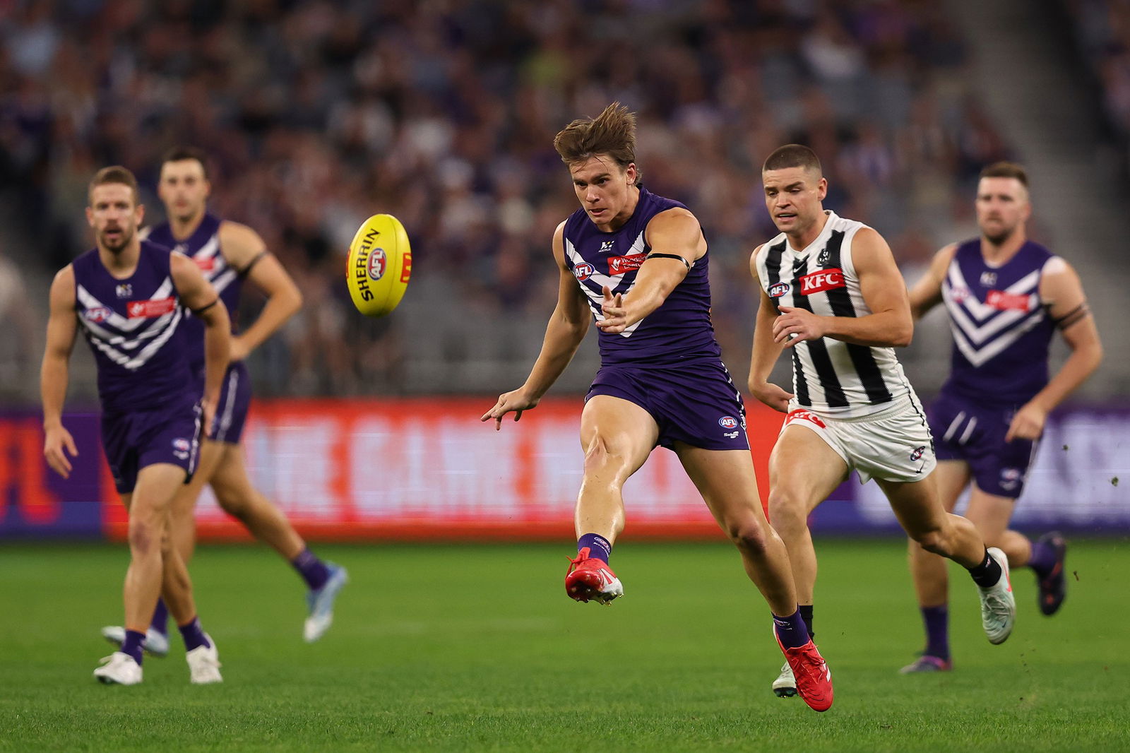 Caleb Serong has a game-high seven clearances through three quarters as Fremantle continues to pepper its forward 50.