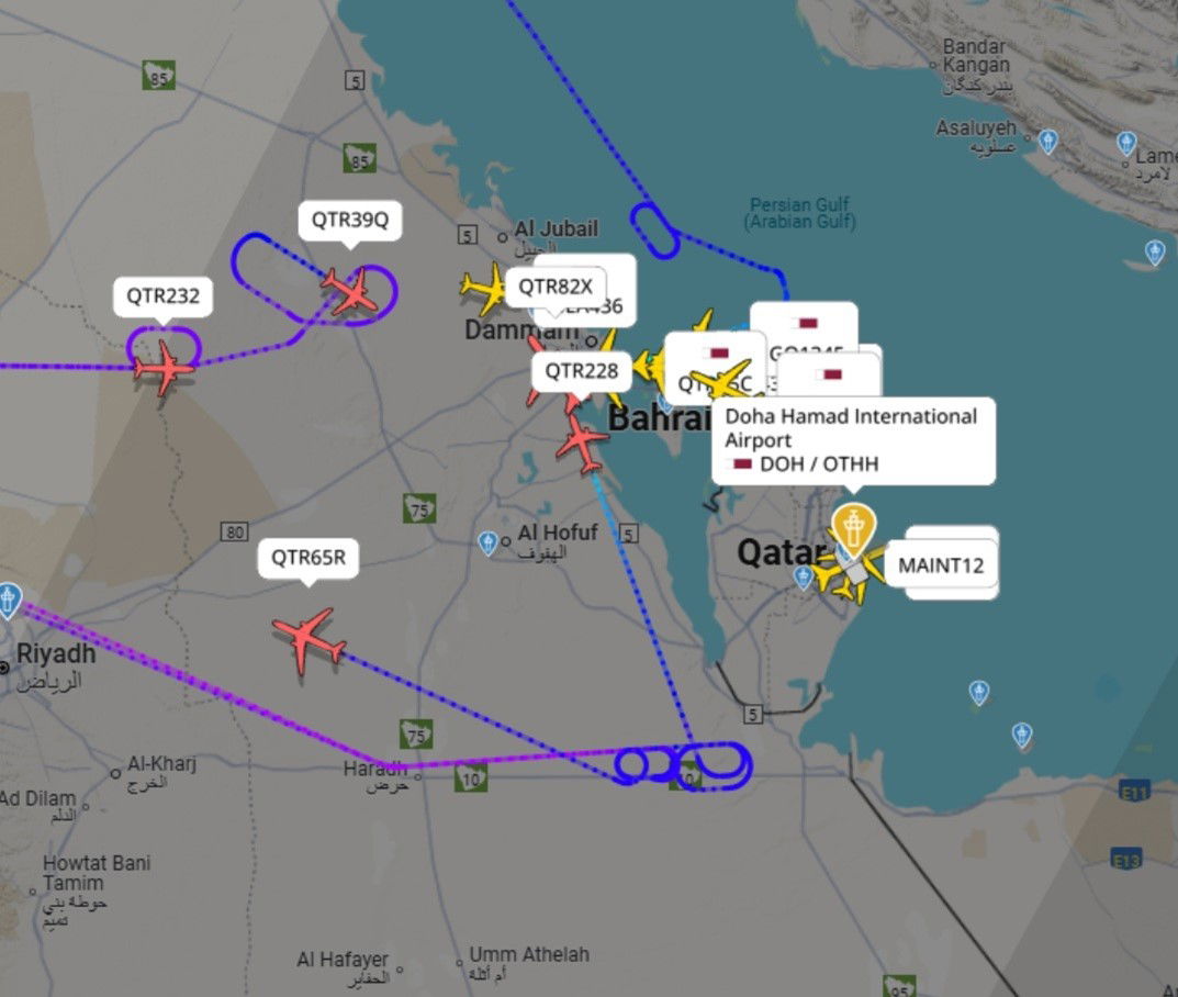 A map with countless aircraft that circle around an airport.