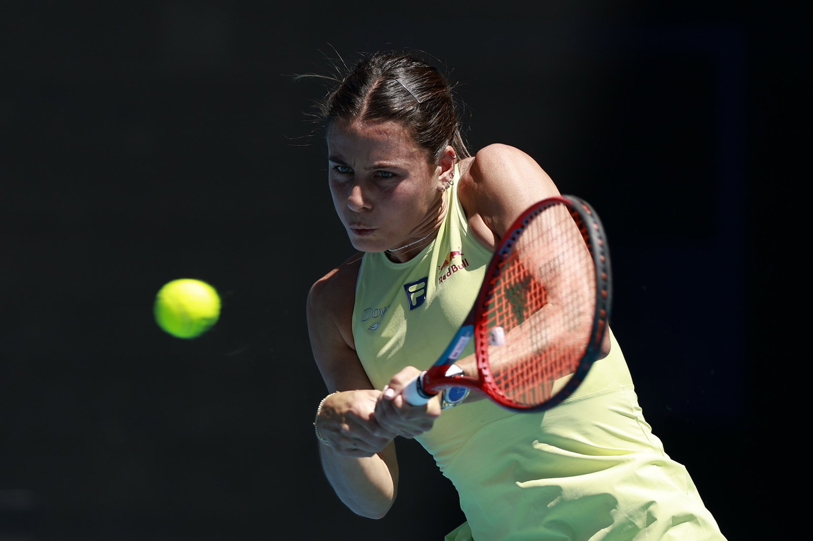 Emma Navarro plays a backhand.