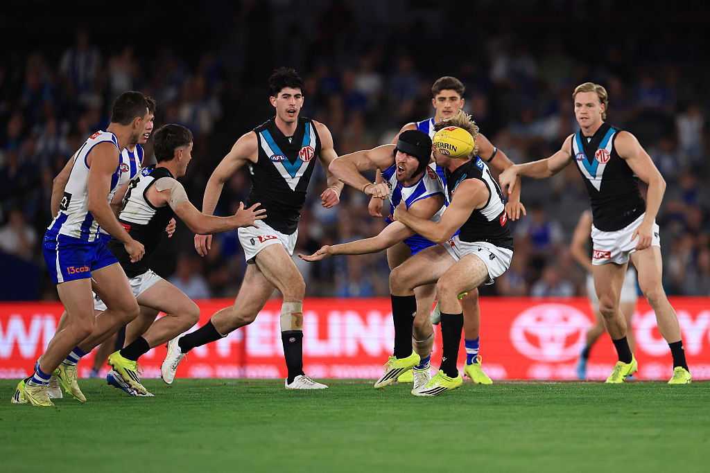 Tristan Xerri handballs in a pack